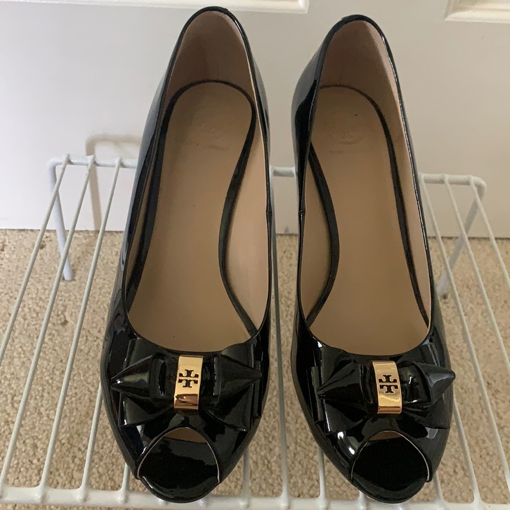 Tory Burch bow patent leather peep toe wedges NWOT